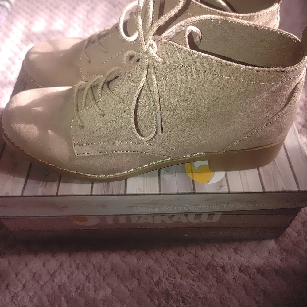 Woman Shoes - Picture 3 of 4